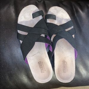 Like New Munro Black Sandals